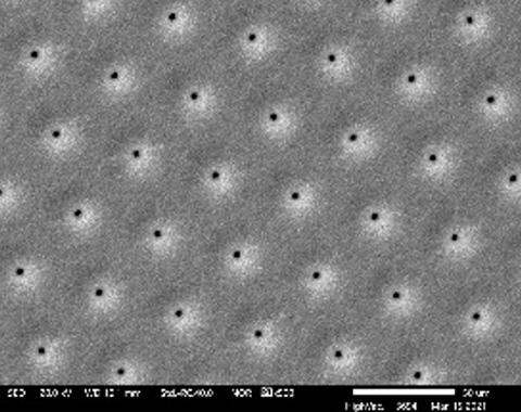 白金メッシュの穴径 Φ3~4µm